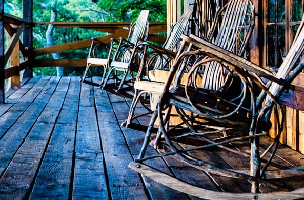 Chaises à bascule sous le porche
