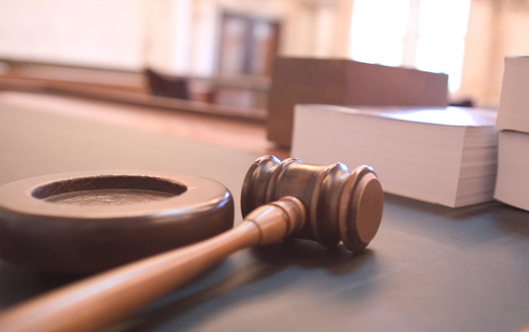 Gavel sur la table d'un tribunal