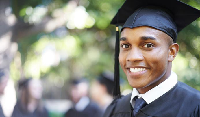 Jeune homme avec un chapeau de remise de diplôme